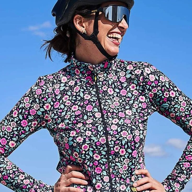 Daisy, a warm and comfortable longsleeve.
Say it with flowers this winter.
.
#cycling #cyclingfashion
#womenscycling #instacycling #cyclinglove #cyclinglife #bikelove #bikelife #ridelikeagirl  #cyclelikeagirl #womenonbikes #bikesgirls #newkitday #kitspiration #womenskit #cyclingkit #cyclinggear #ciclismo #velolove #ikkoopbelgisch #addsomeglamour #canaryhill