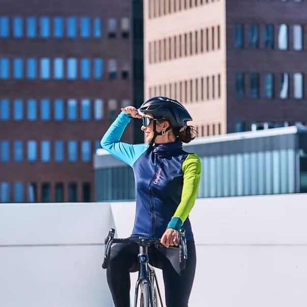 The sun?  Out there, somewhere.
Meanwhile let the Aurora longsleeve add some colour to your winter rides.  Comfortably warm, feminine cut, never unnoticed.
.
#cycling #cyclingfashion #womenscycling #cyclinglife #cyclinglove #bikelife #bikelove #ridelikeagirl #cyclelikeagirl #outsideisfree #womenskit #kitspiration #cyclingkit #cyclinggear #bikegear #ciclismo #lecyclismeaufeminin #ikkoopbelgisch #addsomeglamour #canaryhill