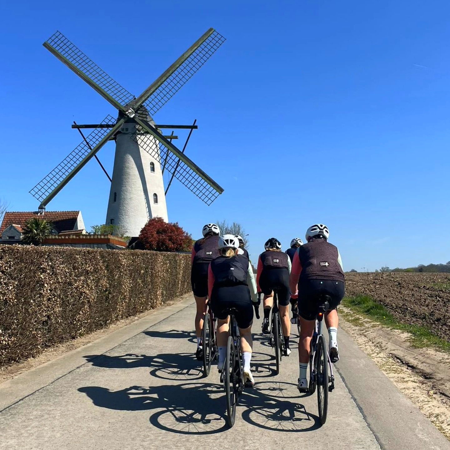 Hills &amp; mills.
Enjoy Flanders&#039; High Mass today. 
.
#cycling #cyclinglife #cyclinglove #womenscycling #bikelife #bikelove #cyclingfashion #ridelikeagirl #cyclelikeagirl #outsideisfree #lifebehindbars #ridelikeagirl #fromwhereiride #sportersbelevenmeer #addsomeglamour #canaryhill