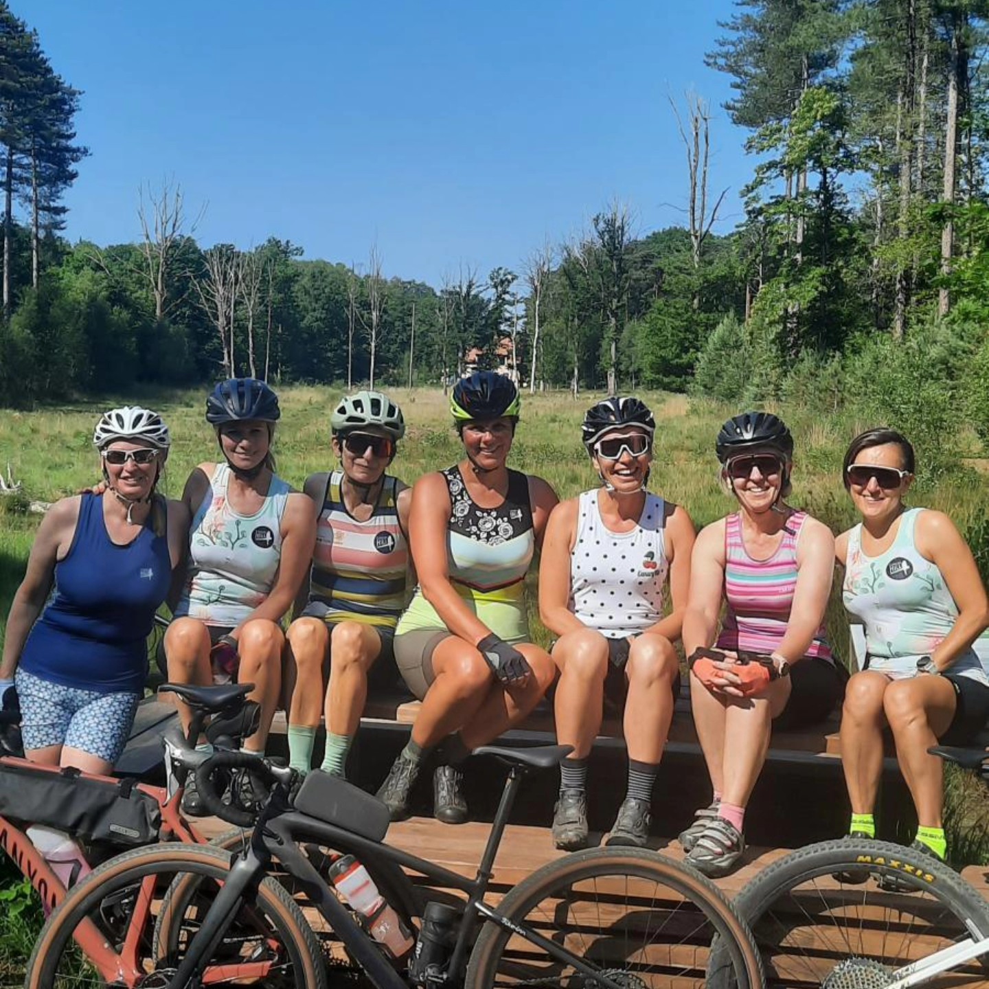 When they turn the gravelroad into a catwalk.
I have the most wonderful customers 🥰.
You rock, @grietjurgen & Cº 🤘!
.
#cycling #womenscycling #cyclingfashion #instacycling #bikelife #bikelove #outsideisfree #fromwhereiride #ridelikeagirl #cyclelikeagirl #lifebehindbars #newkitday #kitspiration #womenskit #cyclingkit #gravel #womenonbikes #gravelgrinder #sportersbelevenmeer #ciclismo #lecyclismeaufeminin #ikkoopbelgisch🇧🇪 #addsomeglamour #canaryhill