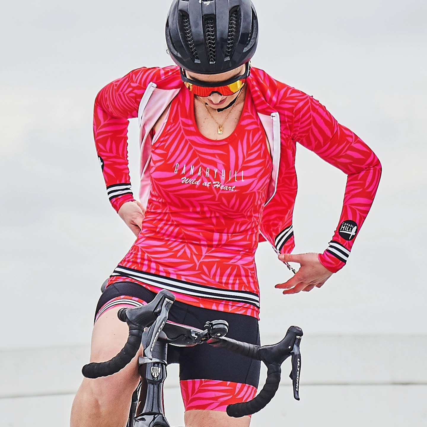 Ready. Set. Go.
Florida Full Combo = shirt & armwarmers + tanktop + shorts
.
#cycling #cyclingfashion #womenscycling #cyclinglife #cyclinglove #ridelikeagirl #cyclelikeagirl #bikelife #bikelove #fromwhereiride #lifebehindbars #outsideisfree #newkitday #cyclingkit #womenskit #kitspiration #cyclingjersey #ciclismo #lecyclismeaufeminin #sporterbelevenmeer #addsomeglamour #canaryhill